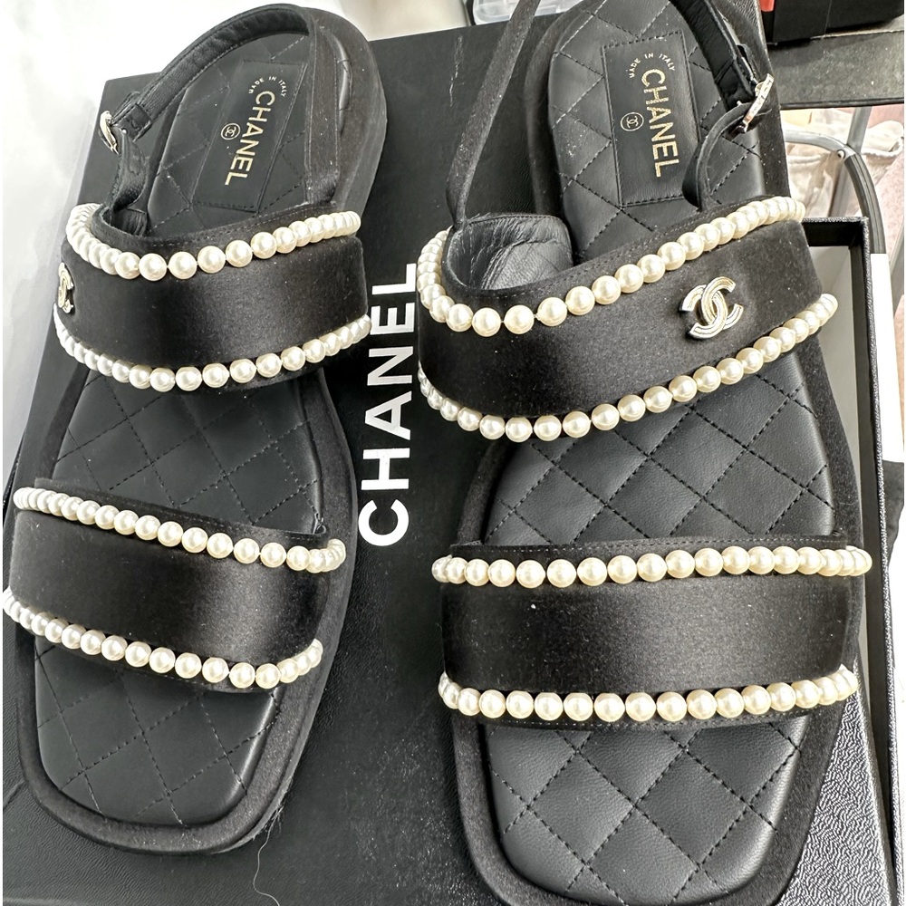 🌹 authentic Chanel sandals